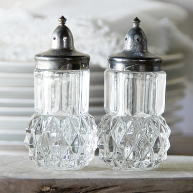 Vintage Glass Salt and Pepper Shakers, Clear Pressed Glass Salt and Pepper Shaker Set 