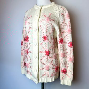 VTG 60’s pink flowers embroidery cardigan sweater~ pinks & off white Groovy 1960 Spring knit acrylic sweaters~ size Medium 