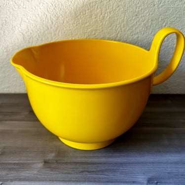 Vintage Dansk Gourmet Design 4 1/2 qt. Yellow Batter Bowl with Handle and Spout Kitchen Bowl Denmark, yellow Melamine 