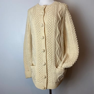 60’s Women’s cable knit Cardigan sweater with pockets~ Larger size 100% wool woven warm cozy sweaters natural tone size LG/tall 