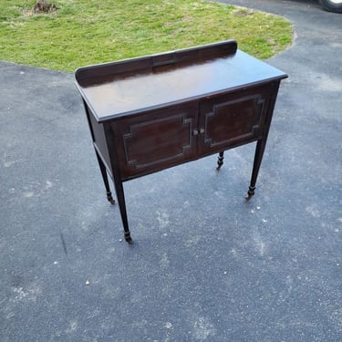Early 20th Century Mahogany Sideboard Server. With removable storage tray. Metal casters. 17x38x35
