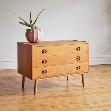 Mid Century Danish Modern Small Oak Chest of Drawers 