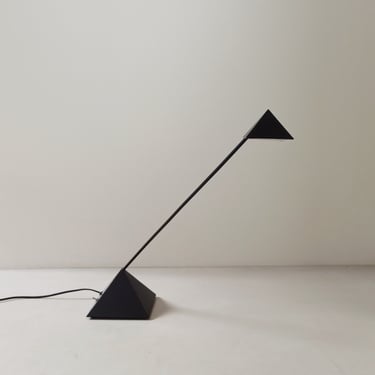 Moderne gehämmerte Metall Schreibtischlampe 80er Jahre Pyramiden Halogenlampe. 