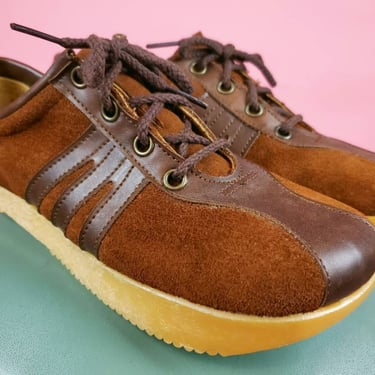 1970s walking shoes. NEVER WORN. Casual sneaker loafers lace up oxfords. Bicycle toe brown suede vinyl. Groovy mod hippie. (W Size 7) 