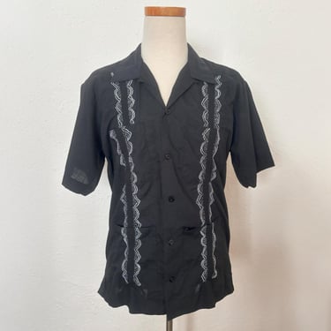 1980s Black and White Short Sleeved Guayabera | 80s Vintage Men's Embroidered Button Down Shirt (45 Chest) 