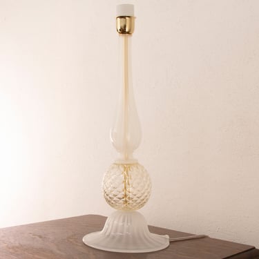 Silk white color Murano glass table lamp with gold leaf decorated sphere, handmade Made in Italy, height 53 cm 