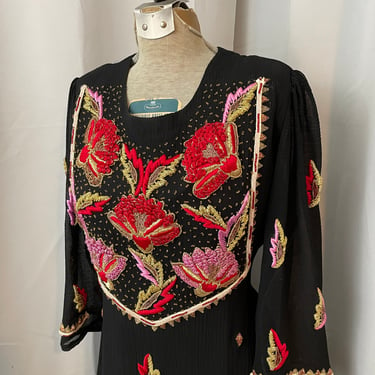 Vintage Embroidered Dress Boho Black Linen Crepe Pink Red Flowers Gold Beads romantic M 