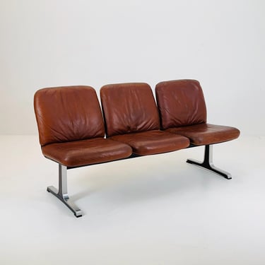 Mid century Bauhaus waiting bench sofa in brown leather. Italy 1980s 