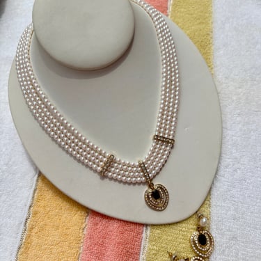 Pearl Collar &amp; Earrings Set with Black Hearts