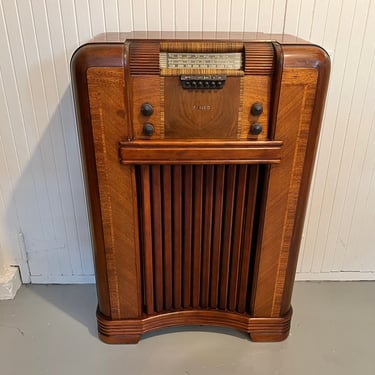 1941 Philco 3-Band AM/SW/MP3/Bluetooth Console Radio, Elec Restored. Model 41-265, Shipping is Extra 