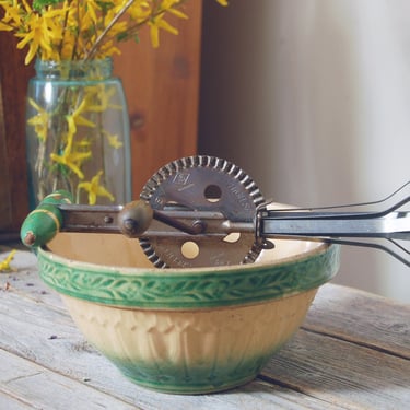 A&J hand mixer green handle / vintage egg beater / retro vintage kitchen / rustic farmhouse kitchen tools / vintage kitchen / green kitchen 