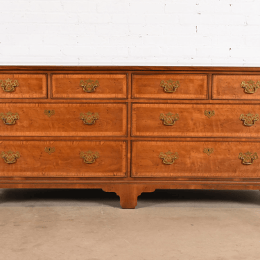 Henredon Georgian Banded Mahogany Eight-Drawer Double Dresser