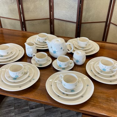 Mid Century Atomic Franciscan &#8216;Starburst&#8217; China by Gladding McBean Company (31 Pieces)