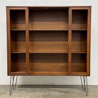 Broyhill Mid-Century Modern China Cabinet / Bookcase / Display Case With Hairpin Legs 