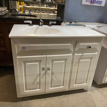 Single Freestanding White Bathroom Vanity