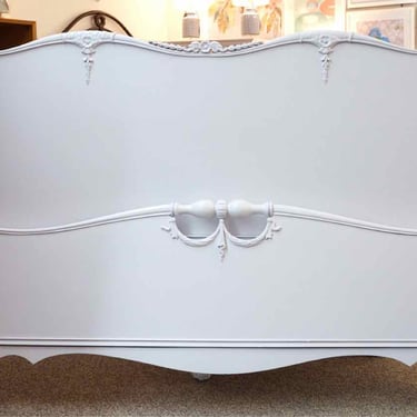 Full Size Rosette Carved Bed