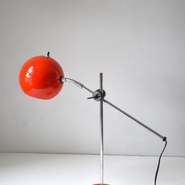 Mid Century Modern Cantilever Eyeball Desk Lamp in Orange and Silver, Robert Sonneman 