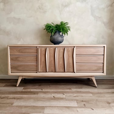 1970s Mid-Century Modern Natural Wood Dresser/Credenza/Sideboard Buffet - Tan Wash with Matte Topcoat 