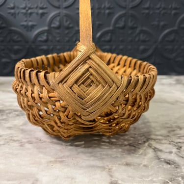 Small Wicker Egg Basket with Diamond Design