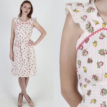 Ruffle Shoulder Pinafore Dress / Vintage 70s Bright Fruit Floral Bouquet Dress / 1950s Novelty Print House Mini Dress 
