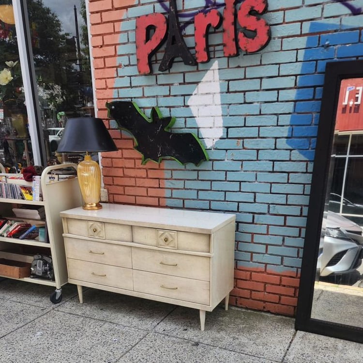 Bassett Mid Century Dresser. 18x50x30" tall.