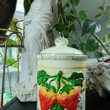 Vintage Ceramic Strawberry Canister Jar – 3D Fruit Kitchen Storage