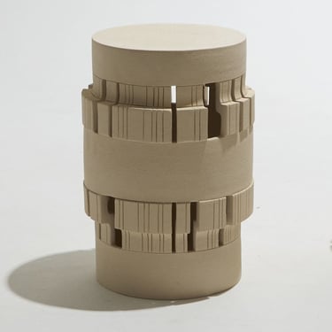 TABOURET SCULPTURAL EN GRÈS CHAMOTTÉ
