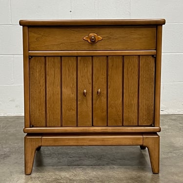 Broyhill Mid-Century Modern Nightstand / Cabinet 