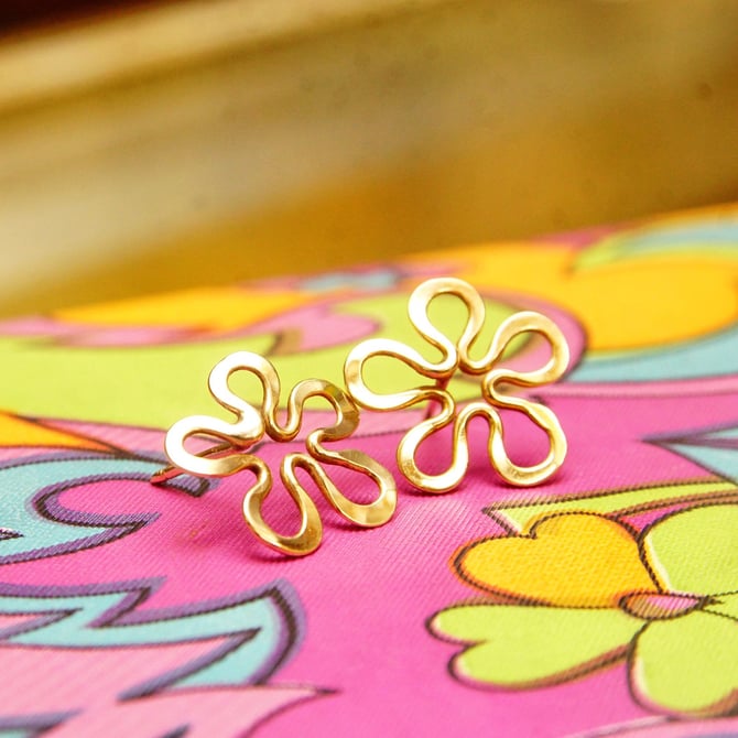 Vintage Minimalist 14K Gold Flower Silhouette Stud Earrings, Hammered Gold Studs, Spongebob Flower Earrings, Cute 585 Accessories, 16.5mm 