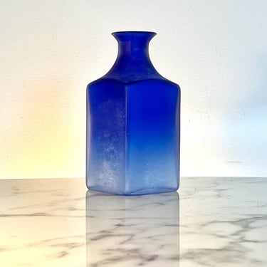 Small Cenedese vase in cobalt blue graduated scavo glass 