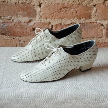 1930s style shoes | 70s 80s vintage white leather perforated wingtip lace up oxfords size 7.5 