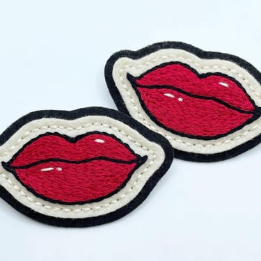 Hand-stitched / embroidered felt 1950s vintage pinup style red lips / lipstick brooch pin 