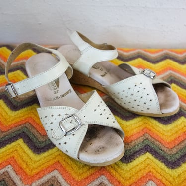 Leather wedge sandals size 37 or 6-7, pale beige leather 70s style comfortable grandma shoe with cork sole, buckle closure & padded insole 