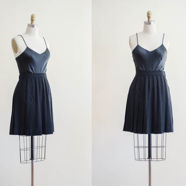 black pleated mini skirt | 80s 90s vintage dark academia schoolgirl style short black tennis skirt 
