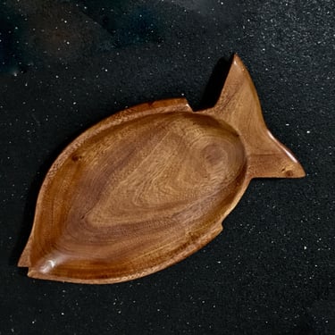 Fine Vintage Decorative Arts Mid Century Modern Carved Fish Hard Wood Artist Signed Serving Catchall Tray 