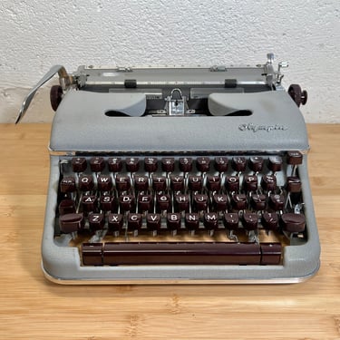 1959 Olympia SM4 Portable Typewriter, Senatorial Techno Font, Case, New Ribbon, Manual 