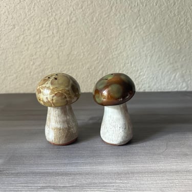 Vintage Mushroom salt and pepper shakers, vintage 70s , mid century kitchen, Mushroom Collector Kitchen Decor 