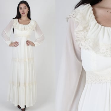 Ivory Floral Lace Wedding Dress, Vintage 70s Classic Thin Bridal Gown, Lace Bridesmaids Capelet Neckline 