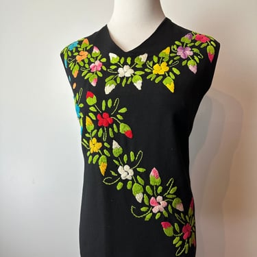 Vtg 60’s crocheted raised  floral top~ sleeveless v-neck black colorful crocheted LG 