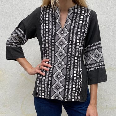 70s Embroidered Blouse / Guatemalan Cotton Black Tunic Blouse with White Embroidery / Seventies Casual Wear / Haute Hippie Boho Blouse 