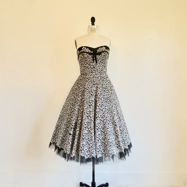Vintage 1950's Black and White Lace Strapless Bustier Fit and Flare Evening Dress Full Skirt Formal Cocktail Party Tulle Skirt 28