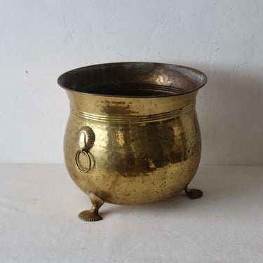 19th Century English Style Hammered Brass Footed Hoop Handles Planter Wine Cooler Clam Shell Design Details Mid Century Hollywood Regency 