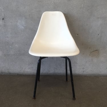 White Vintage Fiberglass Chair