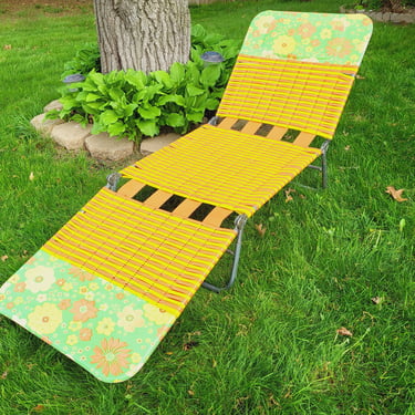 Super Groovy Vintage Tube Orange Green White and Yellow Flower Plastic Straw Folding Garden/Lawn Lounge Chair 