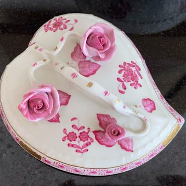 Herend Hungary porcelain trinket box hand painted in raspberry Apponyi pattern. Heart shaped candy dish with lid and pink china roses 