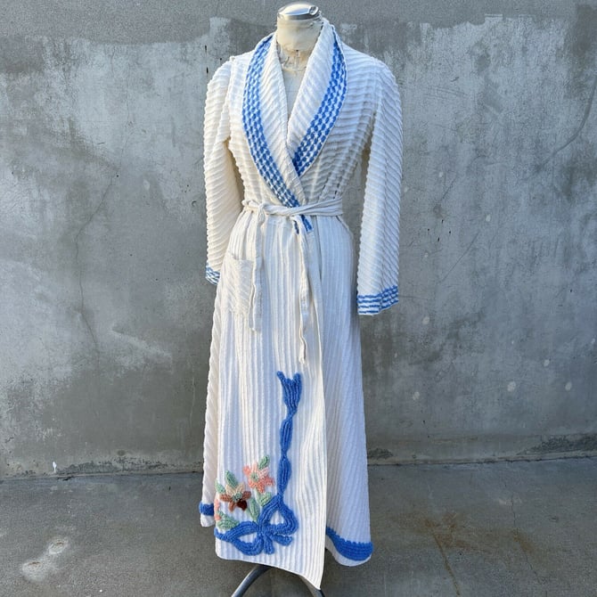 Vintage 1940s White Cotton Blue Floral Chenille Robe Dressing Gown Jacket Coat
