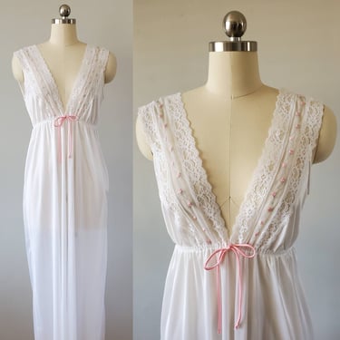 1970&#39;s Dreamaway Nightgown in White with Pink Embroidered Rosettes 70s Lingerie 70&#39;s Loungewear Women&#39;s Vintage Size Small 
