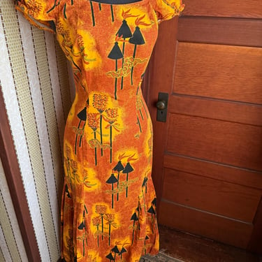 Vintage 1950s Hawaiian Tiki Torches Novelty Cotton Print Fitted Dress - Small 