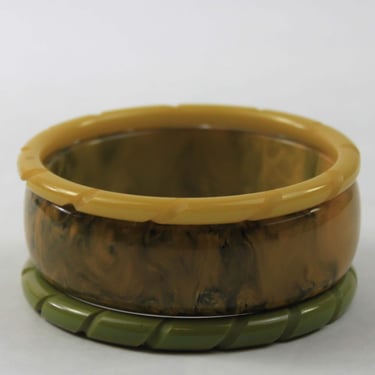 Bakelite Bangle Stack Set Caramel Swirl Yellow and Green Notched 