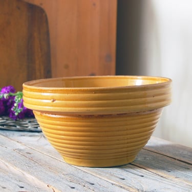 Vintage Yellow Ware mixing bowl / antique ringed Yellowware 10" bowl / rustic farmhouse kitchen  / antique stoneware pottery mixing bowl 